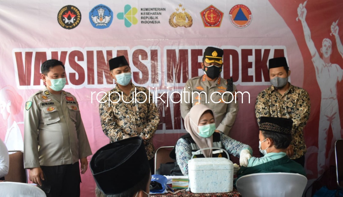 VAKSIN - Kapolresta Sidoarjo Kombes Pol Kusumo Wahyu Bintoro mengikuti zoom meeting vaksinasi merdeka serentak yang dihadiri Kapolri dan Menteri Kesehatan di Kalimantan Barat di Yayasan Ibad Al Rahman, Sidoarjo, Rabu (19/01/2022).