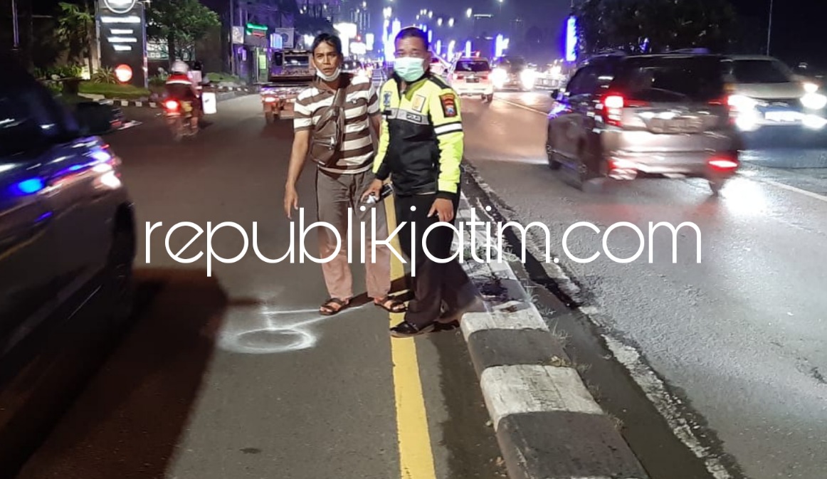 OLAH TKP - Sejumlah petugas Unit Laka, Satuan Lantas, Polresta Sidoarjo menggelar olah TKP kecelakaan motor tersenggol truk trailer di JL Raya S Parman, Kecamatan Waru, Sidoarjo, Rabu (19/01/2022) petang.