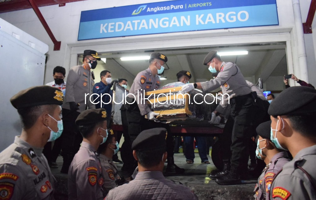 TIBA - Kapolresta Sidoarjo Kombes Pol Kusumo Wahyu Bintoro menyambut 2 jenazah PMI asal Jember korban kapal cepat terbalik di Laut Selat Morong, Pulau Rupat, Kecamatan/Kabupaten Bengkalis, di Bandara Juanda, Rabu (19/01/2022) malam.