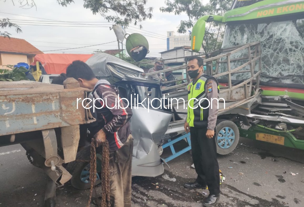 HANCUR - Kondisi mobil Daihatsu Pikup yang tertabrak bus dan mengenai bodi belakang truk trailer hancur hingga tak berbodi saat kecelakaan beruntun di Traffic Light Desa Medaeng, Kecamatan Waru, Sidoarjo, Kamis (20/01/2022). 
