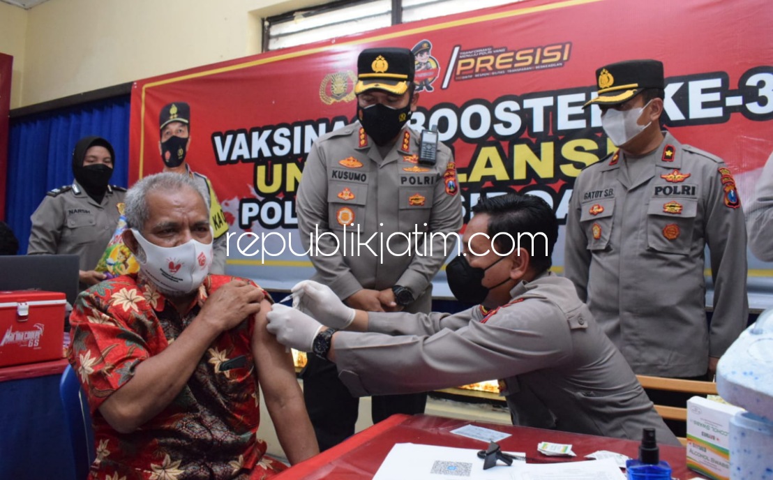 BOOSTER - Kapolresta Sidoarjo Kombes Pol Kusumo Wahyu Bintoro memantau vaksinasi booster bagi lansia di Polsek Krian, Kamis (20/01/2022). 