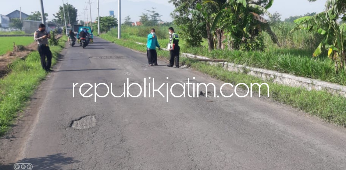 OLAH TKP - Sejumlah petugas Unit Laka, Satuan Lantas, Polresta Sidoarjo menggelar olah TKP pengayuh sepeda yang tersenggol truk kabur di JL Raya Kedungjarak, tepatnya di selatan Warung Bumdes Sejahtera, Kecamatan Krembung, Sidoarjo, Senin (24/01/2022). 