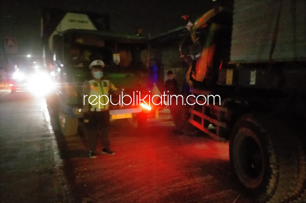 TABRAKAN - Truk Hino bernopol N 9433 UT muatan cairan pemanis kopi kapal api menabrak truk trailer muat asbes bernopol N 9782 UT yang parkir di kiri jalan (barat jalan) Desa/Kecamatan Sukodono, Sidoarjo, Rabu (26/01/2022) dini hari.
