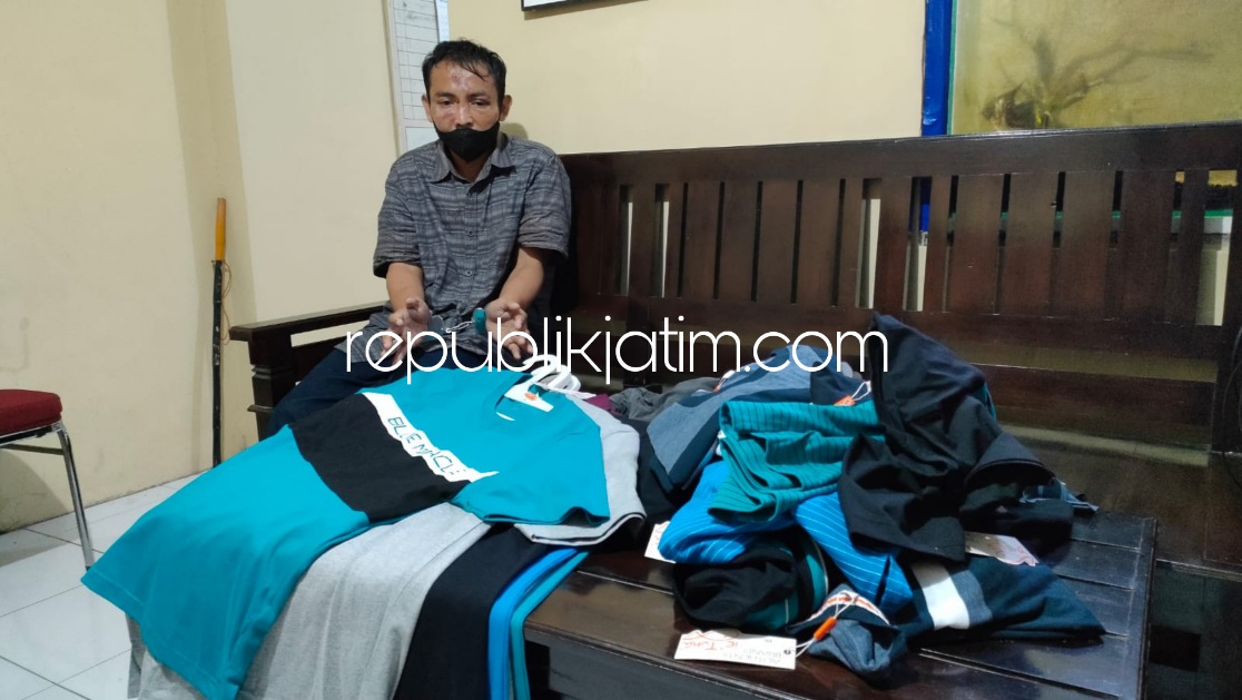 BORGOL - Salah seorang tersangka komplotan spesialis pencurian baju di toko pakaian Mlarak diamankan bersama barang buktinya di Polsek Mlarak, Rabu (26/01/2022) sore.