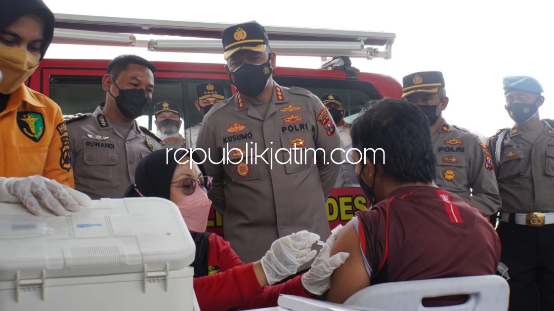 PATROLI - Kapolresta Sidoarjo Kombes Pol Kusumo Wahyu Bintoro mengecek pelaksanaan patroli motor penegakan protokol kesehatan di masyarakat (Pamor Keris) di wilayah perbatasan Waru, Sidoarjo, Kamis (27/01/2022).