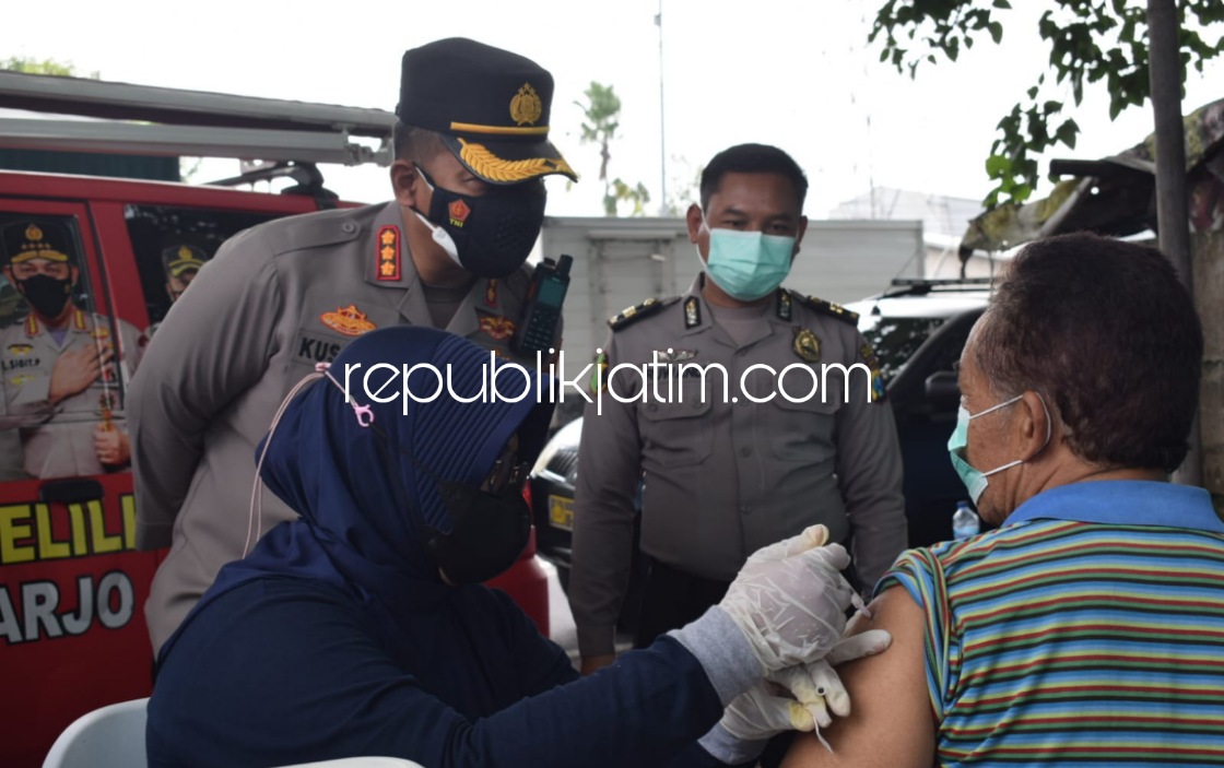 VAKSIN - Kapolresta Sidoarjo Kombes Pol Kusumo Wahyu Bintoro mengecek patroli motor penegakan protokol kesehatan masyarakat (Pamor Keris) di Simpang Tiga Mliriprowo, Kecamatan Tarik, Sidoarjo, Jumat (28/01/2022).