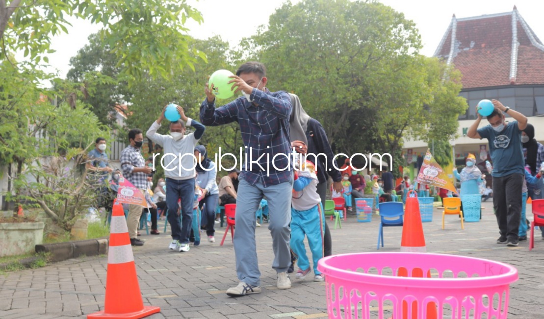 BERSAMA - KB-TK Al Muslim menggelar acara Family Day melibatkan orangtua siswa sekaligus menyambut HUT ke 163 Sidoarjo dengan berbagai permainan bersama orangtua siswa, Sabtu (29/01/2022).