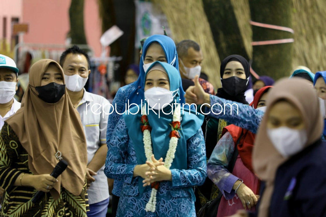 PENILAIAN - Istri Bupati Sidoarjo, Ny Sa'adah Ahmad Muhdlor (Ning Sasha) ikut menilai lomba Sidoresik di berbagai desa yang masuk nominasi delapan besar, Sabtu (29/01/2022).