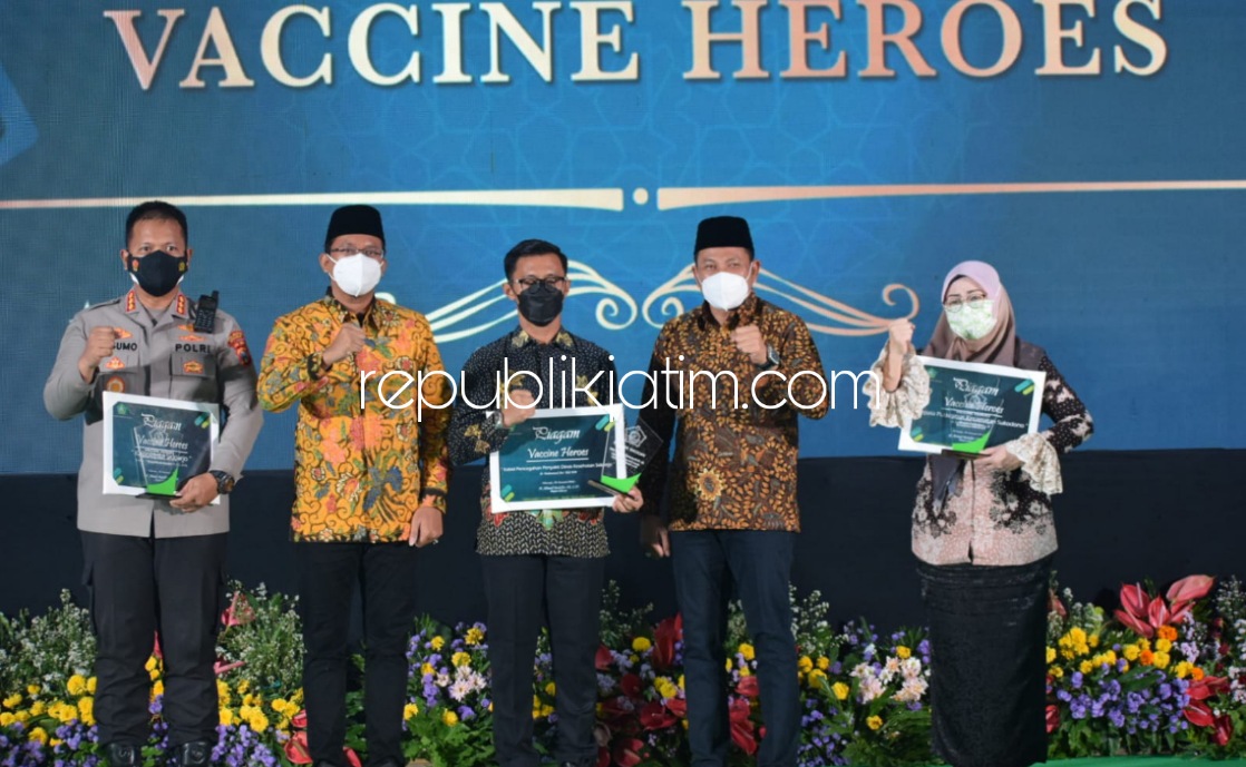 PENGHARGAAN - Bupati Sidoarjo Ahmad Muhdlor Ali menyerahkan dua penghargaan kepada Kapolresta Sidoarjo Kombes Pol Kusumo Wahyu Bintoro saat malam tasyakuran Hari Jadi Kabupaten Sidoarjo ke-163 di Pendopo Delta Wibawa, Minggu (30/01/2022) malam.