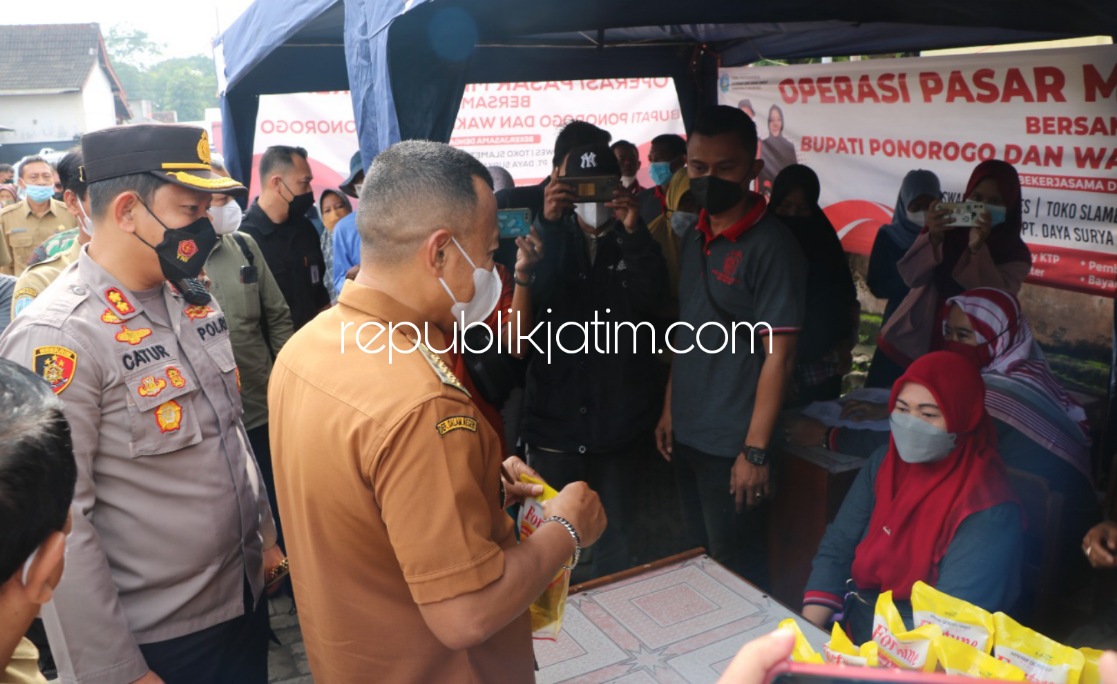 OPERASI PASAR - Bupati dan Wakil Bupati Ponorogo Sugiri Sancoko dan Lisdyarita didampingi Forkopimda Ponorogo saat meninjau operasi pasar minyak goreng (Migor) di Pasar Balong, Ponorogo, Senin (31/01/2022).