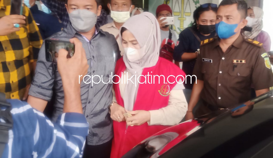 DITAHAN - Kepala Desa (Kades) Sukolegok, Kecamatan Sukodono, Sidoarjo, Rochayani ditahan tim penyidik Kejari Sidoarjo usai menjalani pemeriksaan selama seharian, Senin (31/01/2022) petang.