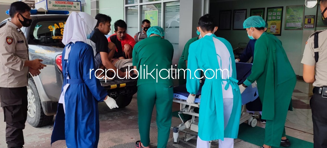 CEK TKP - Petugas Polsek Balong saat cek TKP terjatuhnya Samuri dari pohon waru saat cari pakan ternak dan mengevakuasi korban, Senin (31/01/2022).