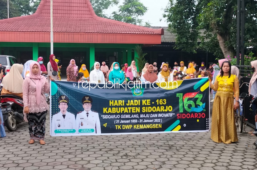 KARNAVAL - Sejumlah siswa dan siswi TK DWP Desa Kemangsen, Kecamatan Balongbendo, Sidoarjo mengikuti karnaval keliling kampung untuk menyemarakkan HUT Kabupaten Sidoarjo ke 163, Senin (31/01/2022). 