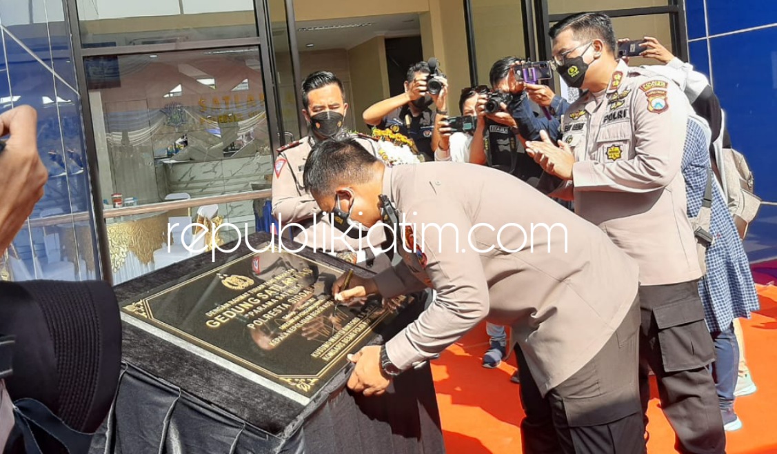 RESMIKAN - Kapolresta Sidoarjo, Kombespol Kusumo Wahyu Bintoro didampingi PJU, Kadishub dan jajarannya meresmikan tiga kantor baru di Polresta Sidoarjo, Rabu (02/02/2022).
