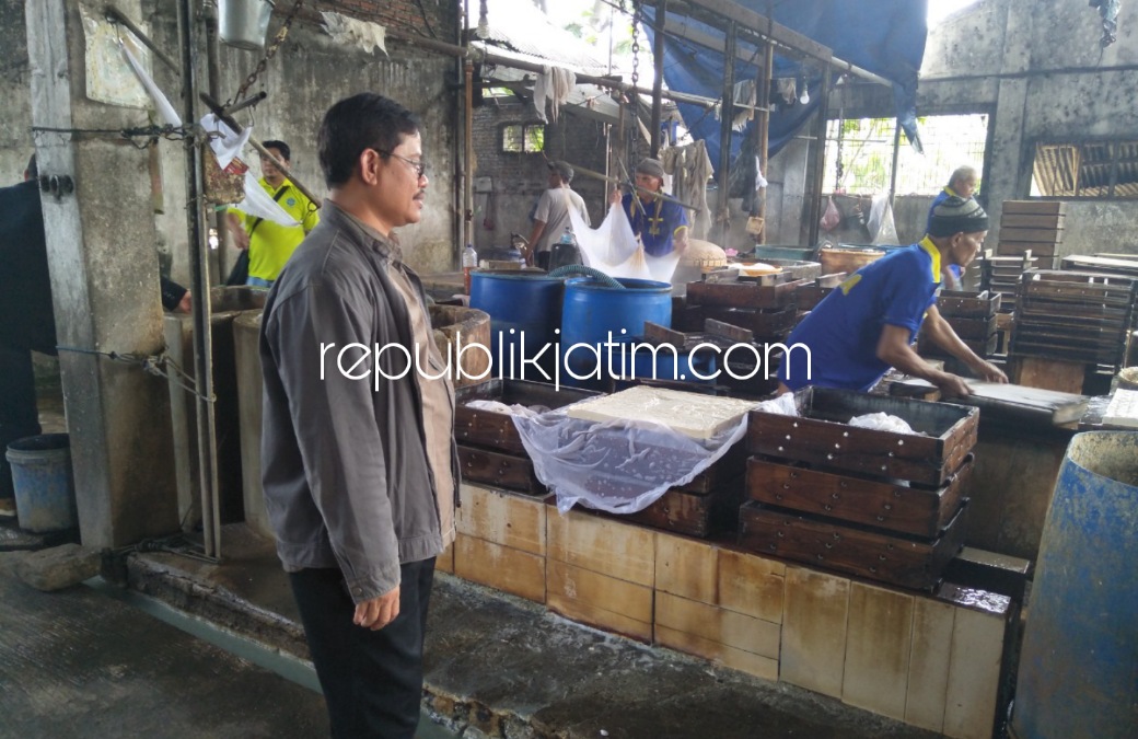 UMKM - Humas Madya LIPI, Suhendra Mulia saat mengecek produksi salah satu UMKM yang menjadi unggulan perekonomian di Indonesia, Rabu (02/02/2022). 