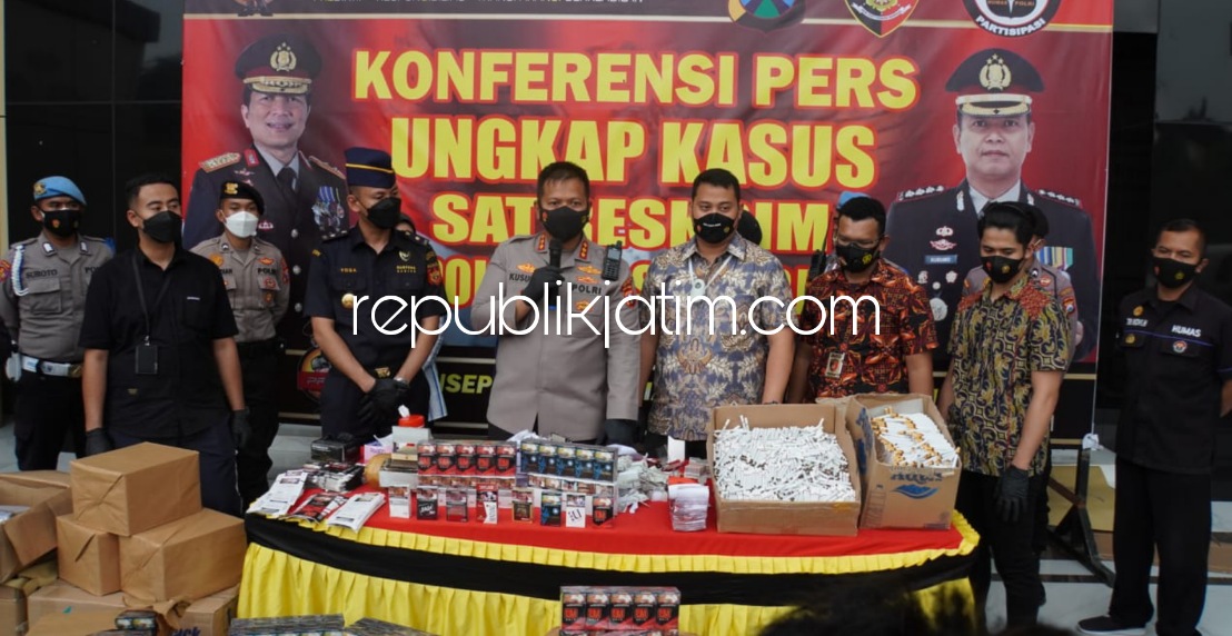ROKOK - Tim Satuan Reskrim Polresta Sidoarjo menggerebek sebuah rumah pengepakan rokok tanpa pita cukai di Dusun Bendungan, Desa Pesawahan, Kecamatan Porong, Sidoarjo, Jumat (04/02/2022). 