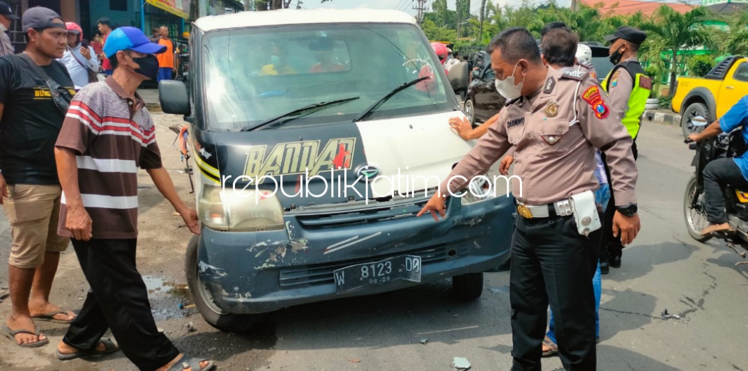 PENCURI - Tersangka pencurian mobil pikup, Junaidi (21) warga Dampit, Malang ditangkap polisi setelah mobil curiannya menabrak pohon dan dua pengendara motor di depan SMAN 1 Krian, Sidoarjo, Jumat (04/02/2022).