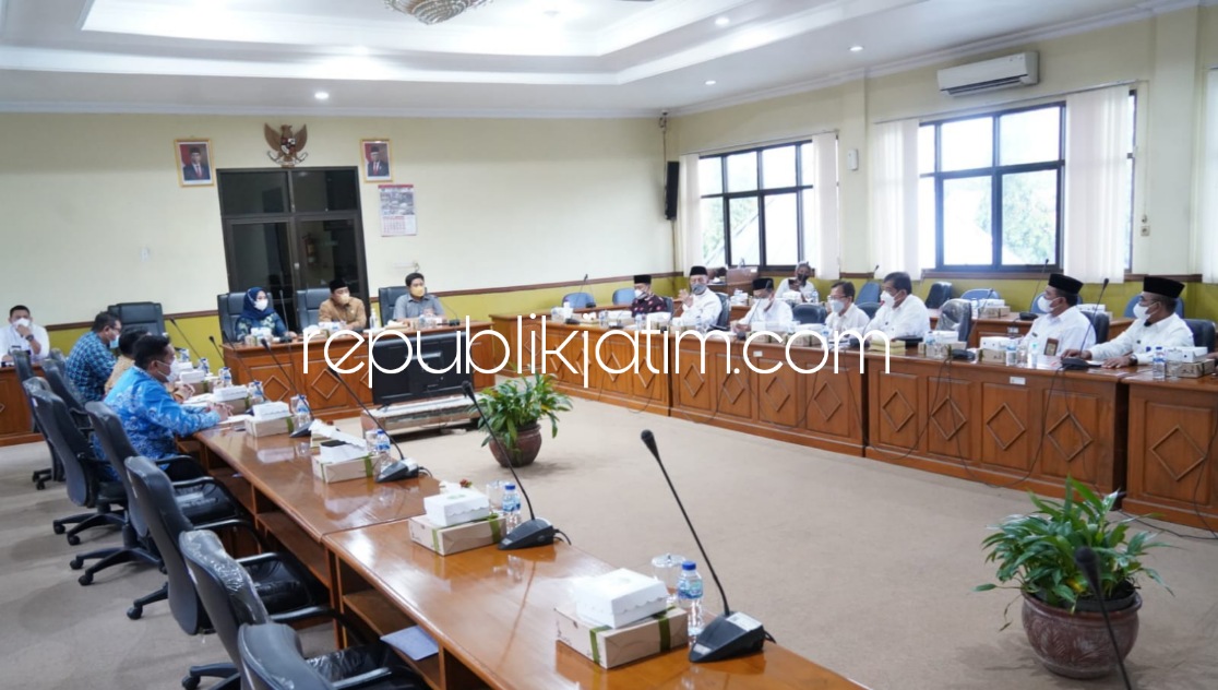 HEARING - Pimpinan Komisi D DPRD Sidoarjo menggelar hearing bersama Kepala Dinas Pendidikan, Dinas Kesehatan, BPBD dan sejumlah OPD terkait soal Pembelajaran Tatap Muka (PTM) lantaran adanya siswa yang positif Covid-19 di sekolah, Jumat (04/02/2022) sore.