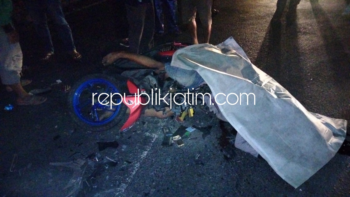 OLAH TKP - Sejumlah petugas Unit Laka, Satuan Lantas, Polresta Sidoarjo menggelar olah TKP tabrakan motor Honda Vario dan Truk Tronton di JL Raya Trosobo, Kecamatan Taman, Sidoarjo, Minggu (06/02/2022) malam.