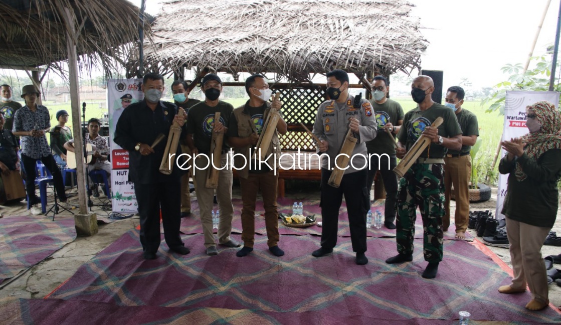 HPN - Bupati Ponorogo Sugiri Sancoko, wartawan dan Forkopimda memperingati HPN 2022 dengan Kenduri Launching Pertanian Terintegrasi Ramah Lingkungan di Desa Lembah, Kecamatan Babadan, Ponorogo, Selasa (08/02/2022).