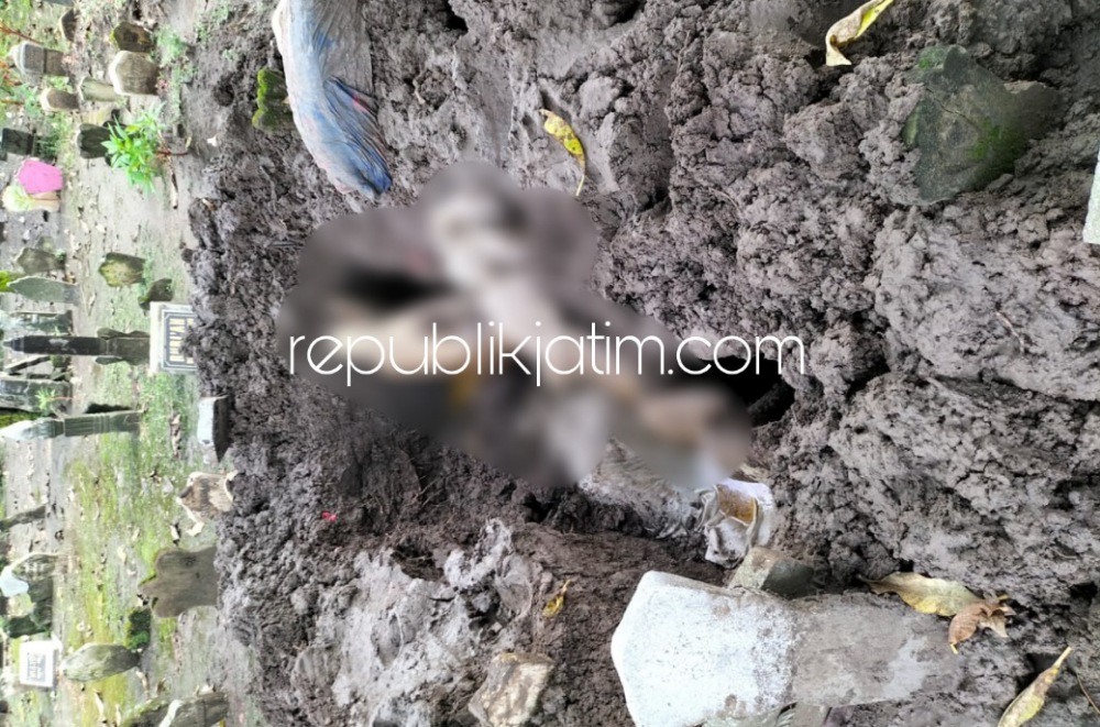 DICURI - Makam almarhum Siti Kalsum yang diduga dirusak dan dicuri tali pocongnya oleh kawanan pencuri di Tempat Pemakaman Umum (TPU) Desa/Kecamatan Tulangan, Sidoarjo, Selasa (08/02/2022).