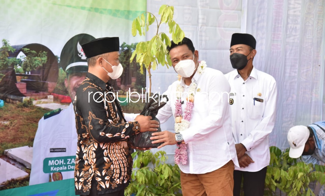 BIBIT - Penyerahan Bibit Kelengkeng secara simbolis oleh Wakil Bupati Sidoarjo, Subandi di Rumah UMKM yang juga menjadi salah satu BUMDes Simoketawang, Kecamatan Wonoayu, Sidoarjo, Rabu (09/02/2022).