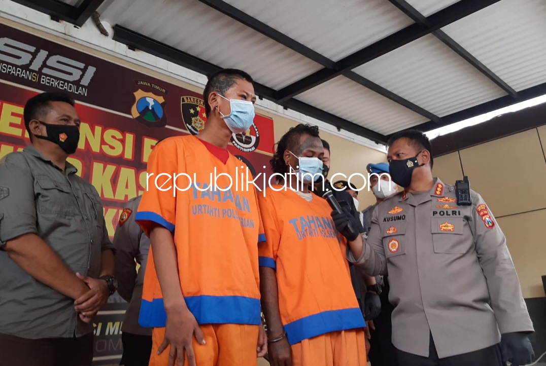 TERSANGKA - Salah satu dari tiga tersangka penganiayaan suporter Bonek di Bypass Krian pekan lalu saat diringkus tim Satuan Reskrim Polresta Sidoarjo beserta barang buktinya, Rabu (09/02/2022).