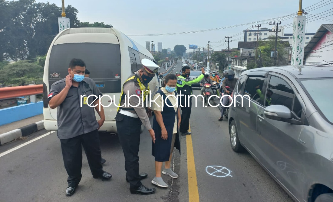 OLAH TKP - Mobil Isuzu Elf menabrak mobil Xenia di Flyover Waru, Sidoarjo hingga truk melarikan diri, Kamis (10/02/2022).