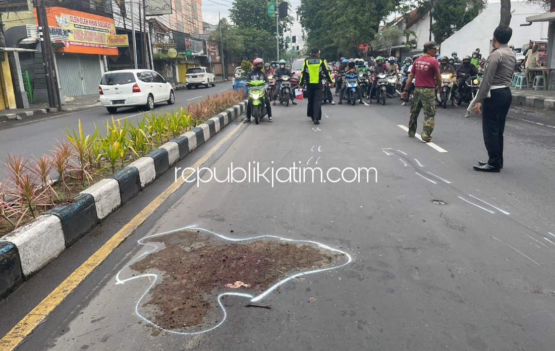 OLAH TKP - Sejumlah petugas Unit Laka, Satuan Lantas, Polresta Sidoarjo menggelar olah TKP kecelakaan motor lawan sepeda onthel di JL Raya Mojopahit, Kelurahan Celep, Kecamatan/Kabupaten Sidoarjo, Jumat (11/02/2022).