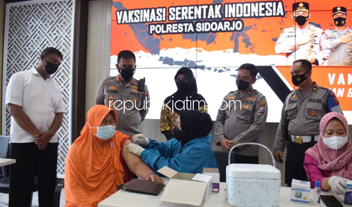 VAKSIN - Kapolresta Sidoarjo, Kombes Pol Kusumo Wahyu Bintoro mengecek vaksinasi booster bagi lansia dan mengikuti zoom meeting vaksinasi booster serentak yang dihadiri Kapolri dan Panglima TNI di Gedung Satuan Lantas Polresta Sidoarjo, Jumat (11/02/2022)