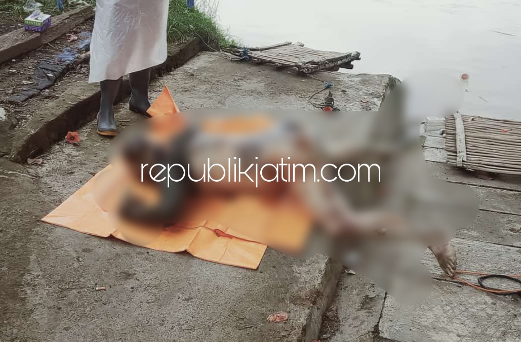 EVAKUASI - Warga mengevakuasi mayat seorang pria Mahmudi (48) warga asal Desa Brangkal, Kecamatan Bandar Kedungmulyo, Jombang di Sungai Brantas, Desa Kedungpandan, Kecamatan Jabon, Sidoarjo, Jumat (11/02/2022).