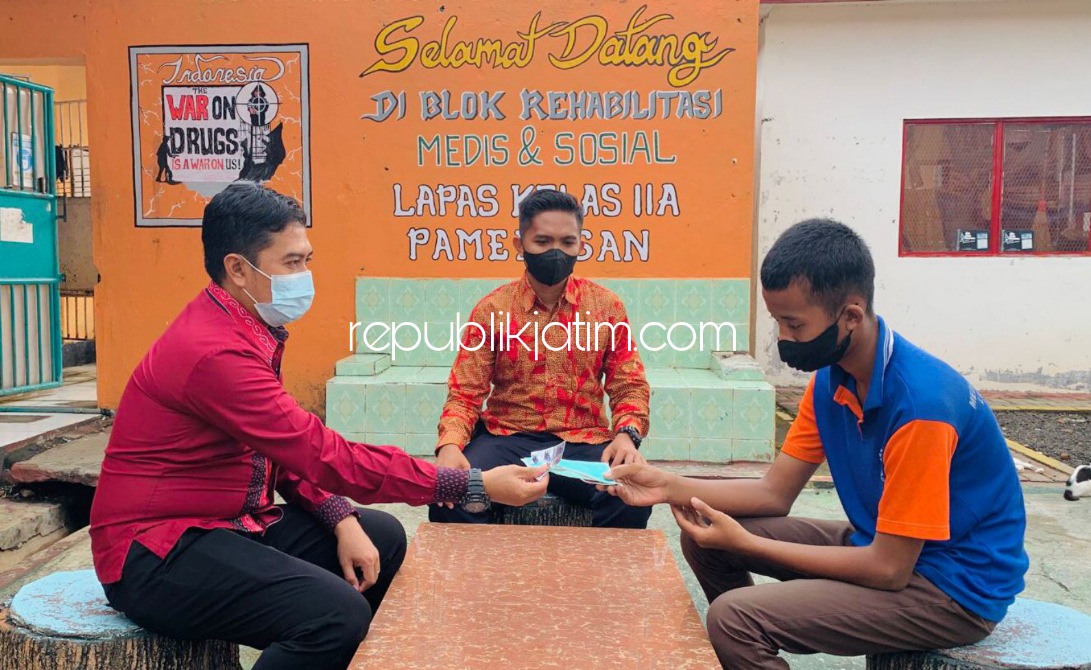 MASKER - Semakin meluasnya varian omicron mendorong jajaran Kanwil Kemenkumham Jatim mengantisipasi penyebaran ke lapas dan rutan, salah satunya di Lapas Pamekasan dengan membagi masker dan multivitamin bagi warga binaan, Sabtu (12/02/2022). 