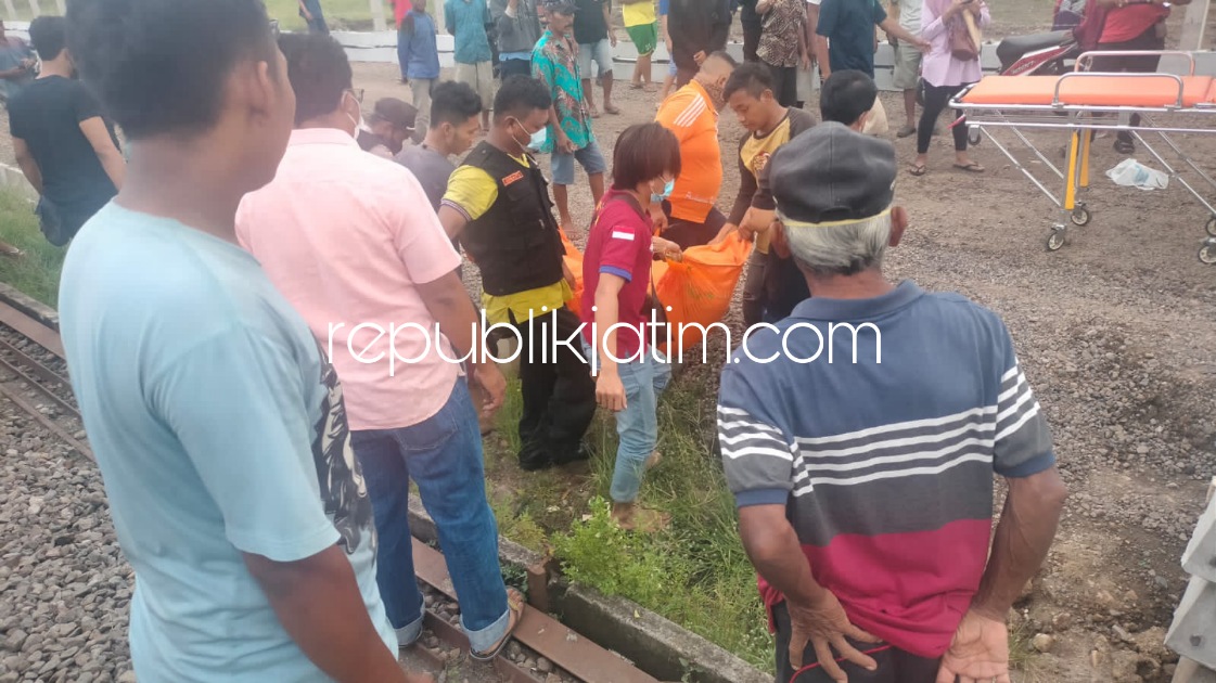 EVAKUASI - Warga dan petugas mengevakuasi korban tertabrak KA Logawa, Prayitno (49) warga Desa Ngudirejo, Kecamatan Diwek, Jombang yang meninggal di perlintasan KA Desa Klagen, Kecamatan Krian, Sidoarjo, Sabtu (12/02/2022).