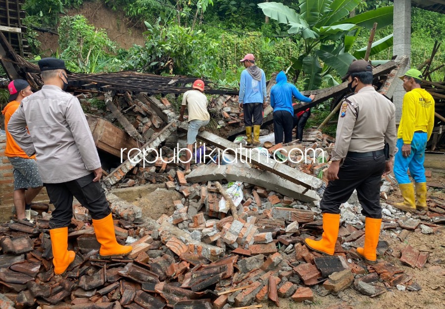 LONGSOR - Rumah Darno warga Dusun Jabah, Desa Tumpakpelem, Kecamatan Sawoo, Ponorogo roboh tertimpa tebing longsor, Minggu (13/02/2022).