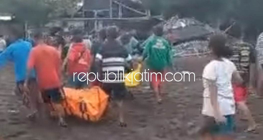 EVAKUASI - Sejumlah jenazah korban terseret ombak Pantai Watu Ulo dan Pantai Payangan, Jember dievakuasi warga dan tim Basarnas, Minggu (13/02/2022).