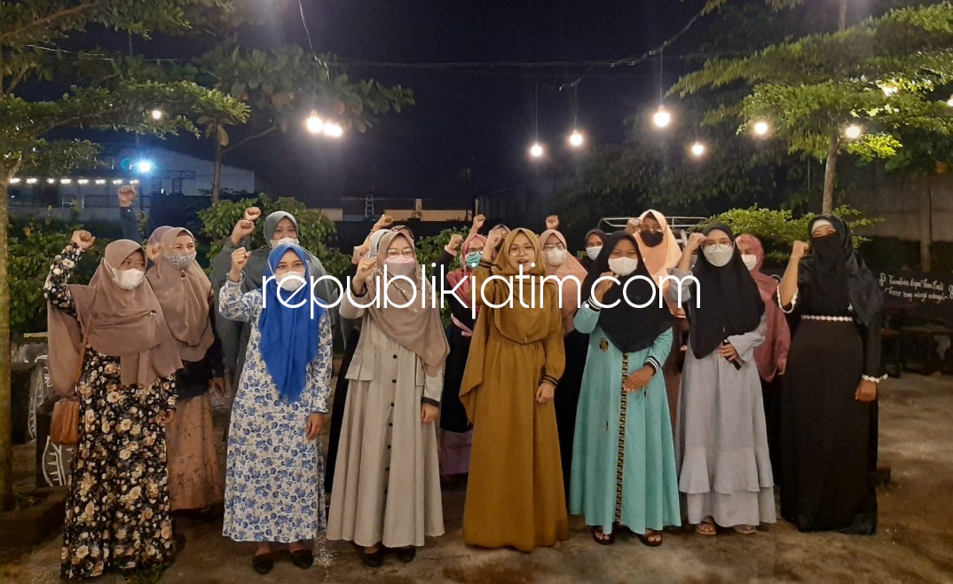 DUKUNGAN - Pengurus dan anggota Forum Pemudi Islam (FPI) Sidoarjo mendukung Ketua DPP PKB, Abdul Muhaimin Iskandar (Gus AMI) menjadi Capres Tahun 2024 mendatang di Cafe Belimbing JL Raya Desa Watesari, Kecamatan Balongbendo, Sidoarjo, Minggu (13/02/2022).