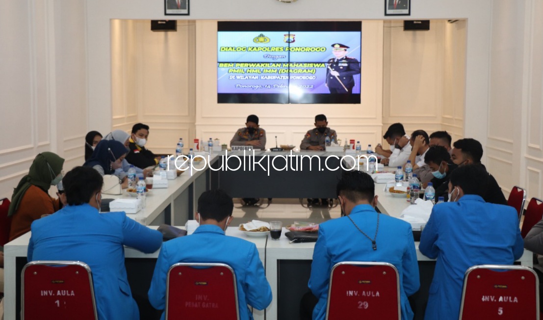 DIALOG - Kapolres Ponorogo, AKBP Catur C Wibowo mendengarkan tuntutan mahasiswa di Aula Wengker Polres Ponorogo, Senin (14/02/2022). 