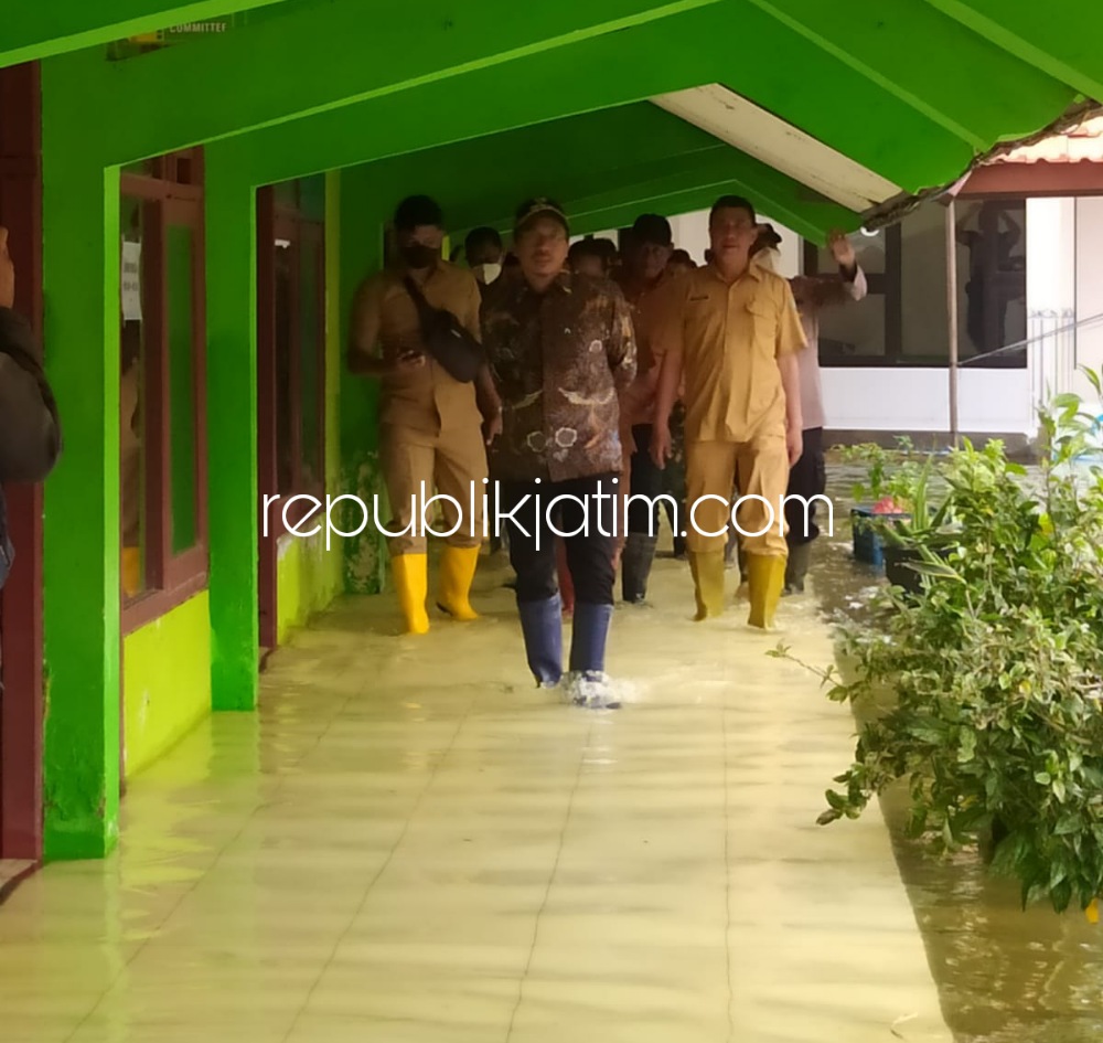 SIDAK - Bupati Sidoarjo, Ahmad Muhdlor Ali menggelar sidak banjir yang menerjang SMPN 2 Tanggulangin dan tiga desa langganan banjir di Kecamatan Tanggulangin, Sidoarjo, Senin (14/02/2022). 