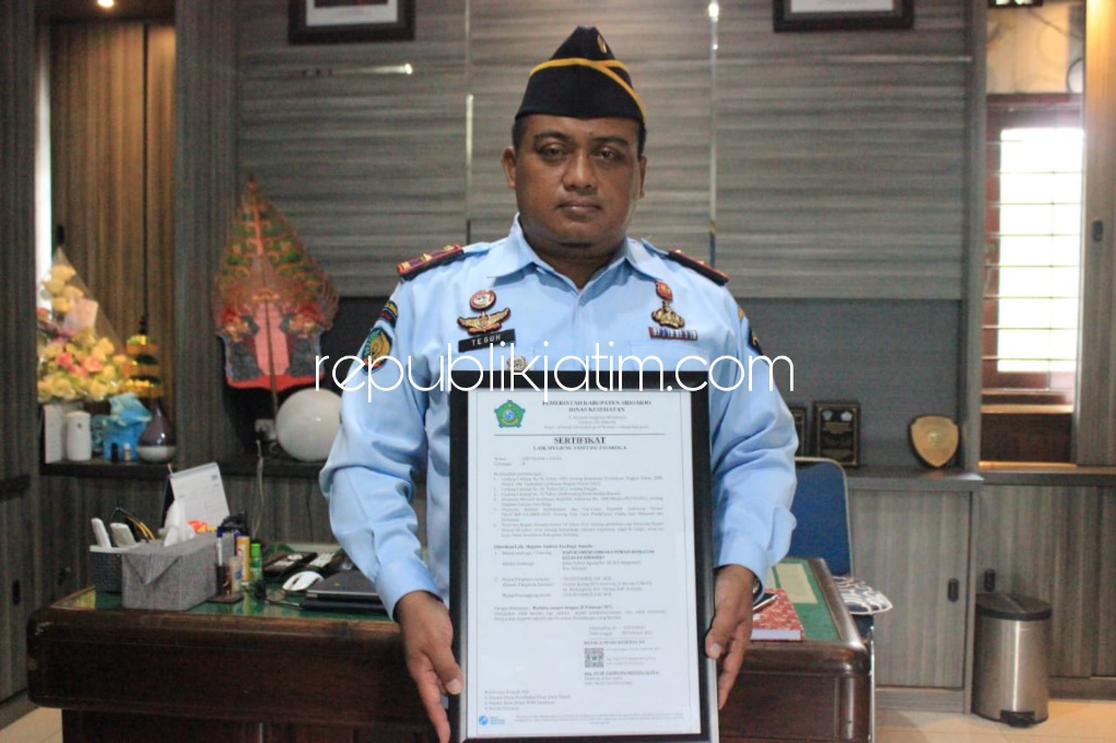 SERTIFIKAT - Pelayanan makanan bagi WBP Lapas Sidoarjo menjadi prioritas karena aspek kebersihan dapur umum diperhatikan di Dapur Lapas Sidoarjo hingga mendapatkan sertifikat Laik Hygiene Sanitasi Jasaboga dari Dinkes Pemkab Sidoarjo, Selasa (15/02/2022).