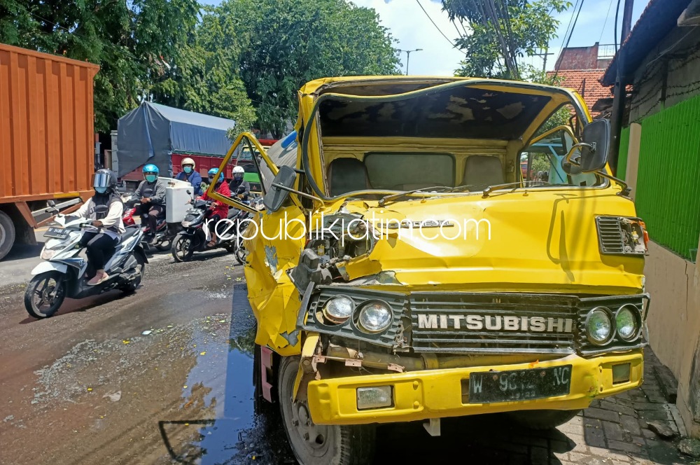 RINGSEK - Truk tangki bernopol W 9812 NC yang dikendarai Rozik menabrak truk box di JL A Yani, Desa/Kecamatan Gedangan, Sidoarjo, Selasa (15/02/2022). 