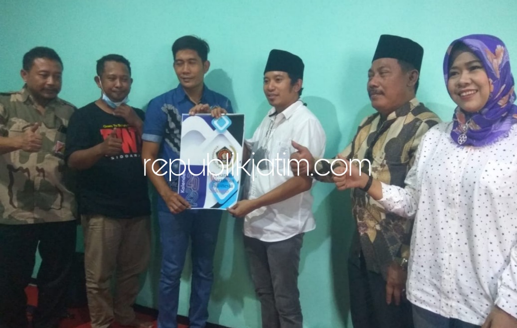 CINDERA MATA - Ketua PWI Sidoarjo, Abdul Rouf memberikan cinderamata berupa kalender berisi beberapa kegiatan PWI Sidoarjo kepada Ketua DPD Partai Golkar Sidoarjo, Adam Rusydi di Balai Wartawan Sidoarjo, Selasa (15/02/2022).