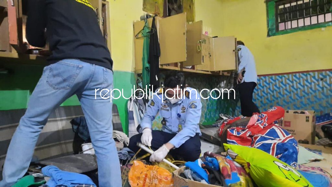 GELEDAH - Sejumlah petugas Lapas Kelas IIA Sidoarjo menggeledah blok hunian yang dilakukan secara rutin dua kali dalam sepekan untuk mengantisipasi hal-hal yang tidak diinginkan, Selasa (15/02/2022) malam