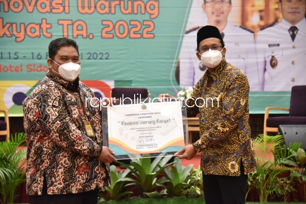 RENOVASI - Bupati Sidoarjo, Ahmad Muhdlor Ali mulai menggeber program pemulihan ekonomi, salah satu diantaranya dengan menggeber program renovasi 2.000 warung rakyat dengan tahap awal 402 warung rakyat, Rabu (16/02/2022).