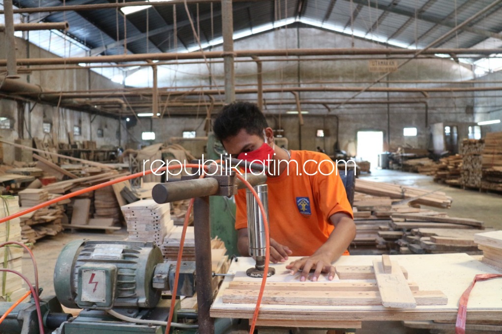 TERAMPIL - Lapas Surabaya di Desa Kebonagung, Kecamatan Porong, Sidoarjo bekerjasama dengan Balai Latihan Kerja (BLK) Sidoarjo dengan mendorong 300 warga binaan menjadi terampil sebelum bebas, Kamis (17/02/2022).