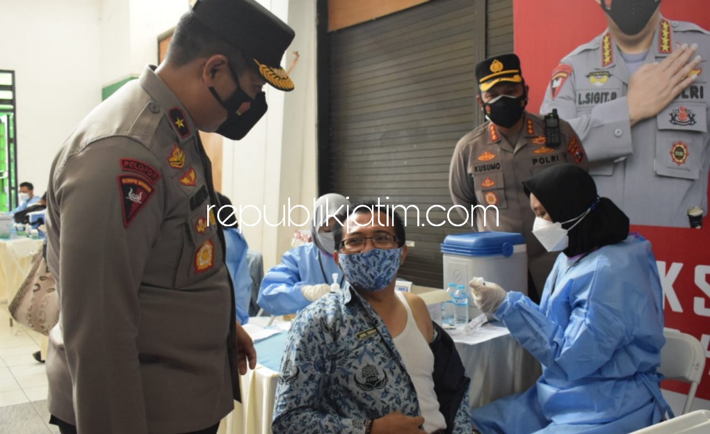 VAKSIN - Wakapolda Jatim, Brigjen Pol Slamet Hadi Supraptoyo didampingi pejabat utama Polda Jatim dan Kapolresta Sidoarjo Kombes Pol Kusumo Wahyu Bintoro menghadiri zoom meeting vaksinasi serentak di Lobi Stadion Gelora Delta Sidoarjo, Kamis (17/02/2022).