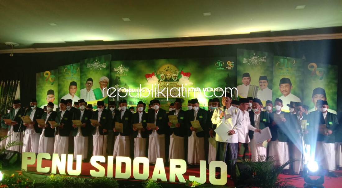LANTIK - Wakil Ketua Umum Pengurus Besar Nahdlatul Ulama (PBNU) KH Zulfa Mustofa melantik Pengurus Cabang Nahdlatul Ulama' (PCNU) Sidoarjo periode 2021-2026 di Gedung KBIH Rohmatul Ummah JL Monginsidi, Sidokumpul, Kecamatan Sidoarjo, Kamis (17/02/2022).