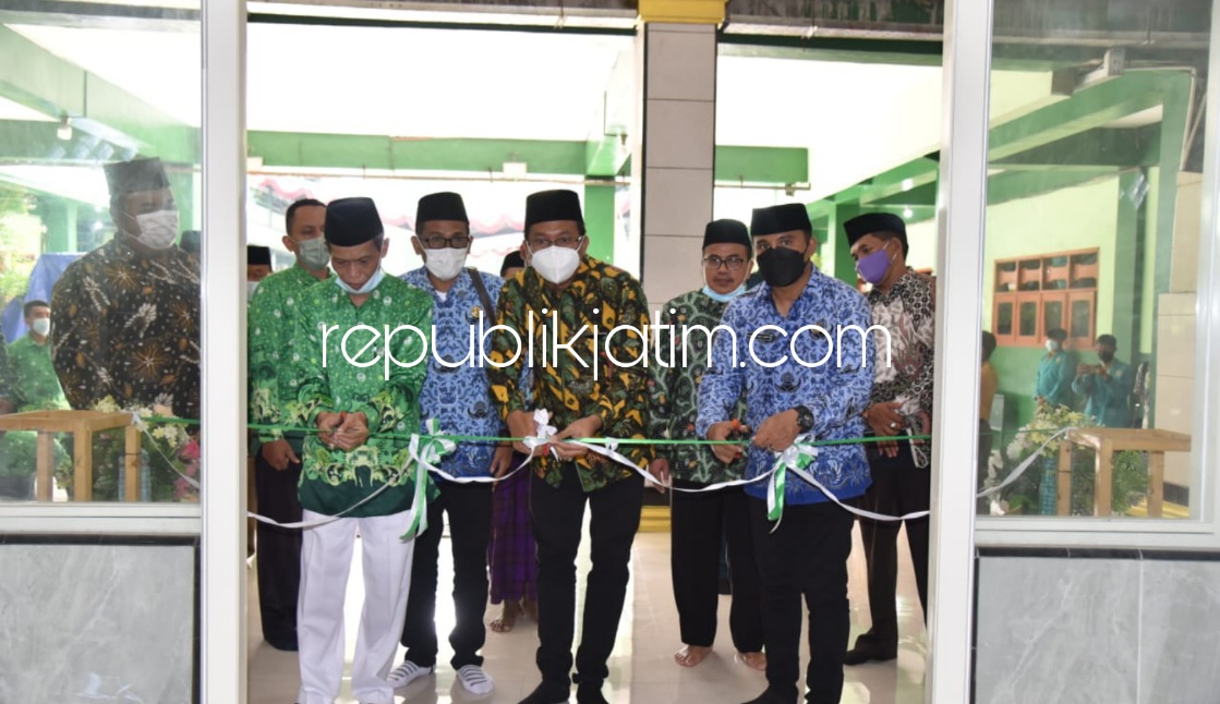 RESMIKAN - Bupati Sidoarjo Ahmad Muhdlor Ali meresmikan Masjid Tanwirul Qulub yang berada di lingkungan MA Darul Ulum Waru serta perpustakaan MA Darul Ulum Waru, Kamis (17/02/2022). 
