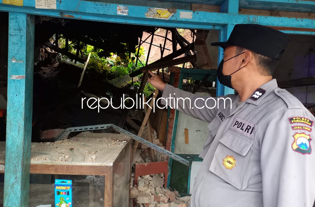 LONGSOR - Sebuah toko milik keluarga Tumari porak poranda diterjang longsoran plengsengan dari belakang toko di Dusun Krajan, Desa Wayang, Kecamatan Pulung, Ponorogo, Kamis (17/02/2022).
