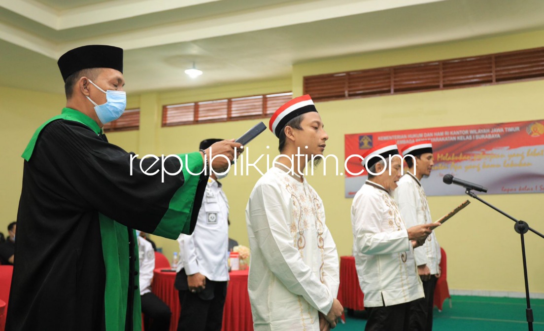 IKRAR - Sebanyak tiga napi kasus terorisme berikrar untuk kembali ke pangkuan NKRI di Aula Lapas Surabaya yang ada di Porong, Sidoarjo, Jumat (18/02/2022).