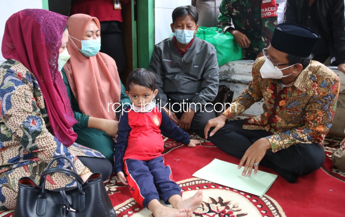 BANTUAN - Bupati Sidoarjo, Ahmad Muhdlor Ali memastikan Pemkab Sidoarjo bakal mengawal proses penyembuhan Achmad Rizal Kurdianto (5) bocah penderita Gastroschisis (kelainan organ usus keluar) asal Desa Kedensari Kecamatan Tanggulangin, Sabtu (19/02/2022).